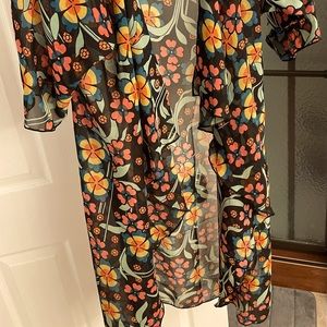 Lularoe Shirley (short sleeve kimono)